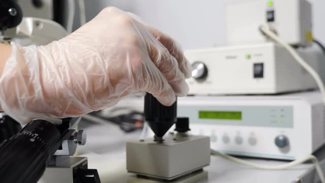 科学实验室显微镜下的人工授精。生育专家执行icsi体外受精程序移动操纵杆来调整微型操纵针。4 k的视频视频素材