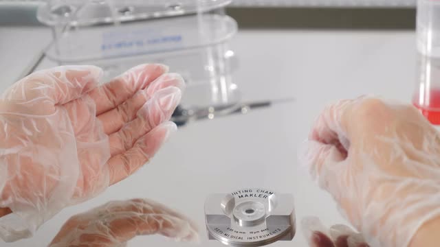 实验室科学家工作在无菌遗传学实验室与移液管。精液样本进行检测。人工授精，不孕治疗。精子在调查之中。4 k的视频视频下载