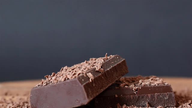 在巧克力上撒巧克力屑视频下载
