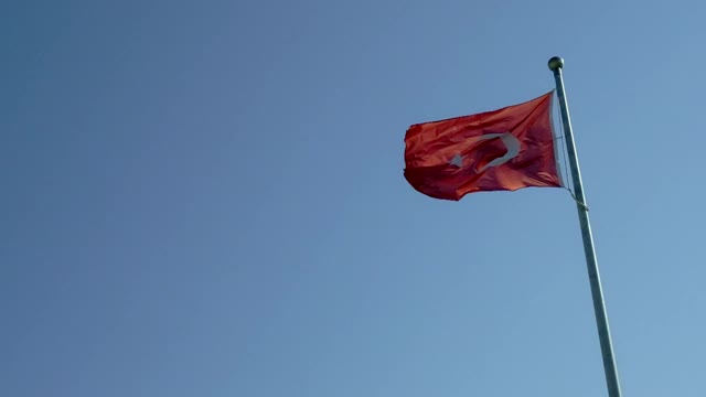 在蓝天上挥舞土耳其国旗的慢镜头视频素材