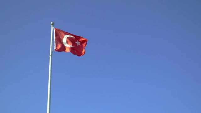 在蓝天上挥舞土耳其国旗的慢镜头视频素材
