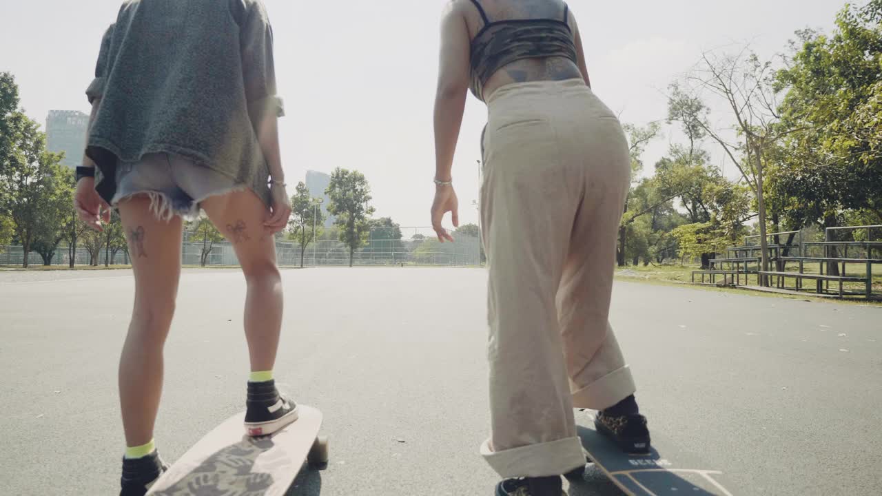 亚洲女孩在公园练习滑板。视频下载