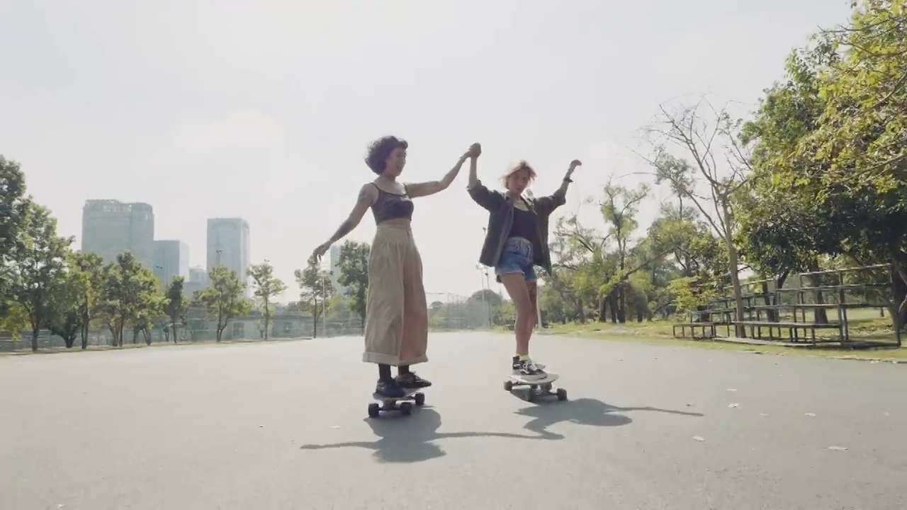 亚洲女孩在公园练习滑板。视频下载