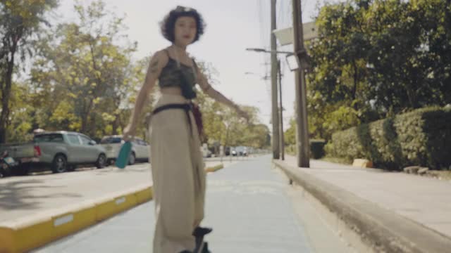 在城里玩滑板的亚洲潮女视频素材