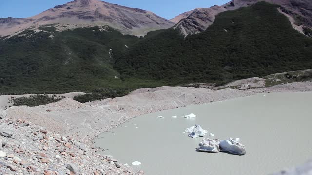 漂浮在阿根廷巴塔哥尼亚el Chalten附近的Laguna Torre的冰山。视频素材