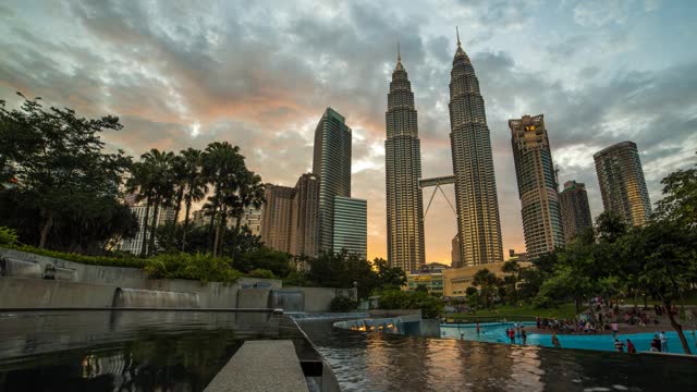 在吉隆坡的Petronas Towers公园，落日的时间流逝到蓝色小时视频下载
