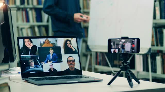 近距离拍摄的笔记本电脑和手机在一个在线课程视频下载
