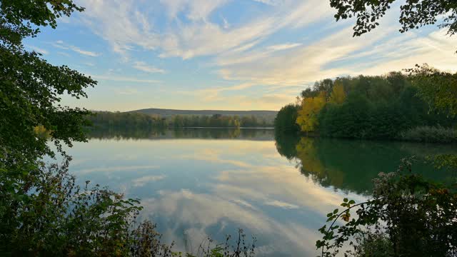 湖在秋天日出视频素材