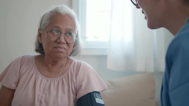 女医生为一位老年病人检查血压。视频素材