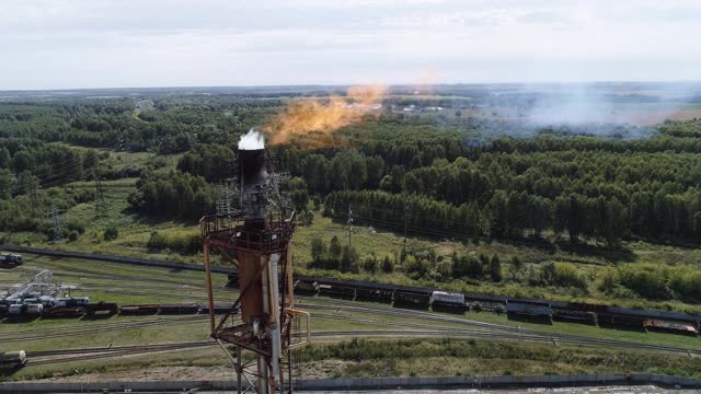 在石化工厂中用于燃烧伴生气的塔。激烈的火炬视频素材