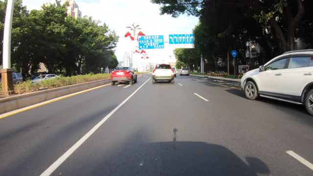 中国深圳——2020年9月:在深圳的街道上行驶。快动作视频素材