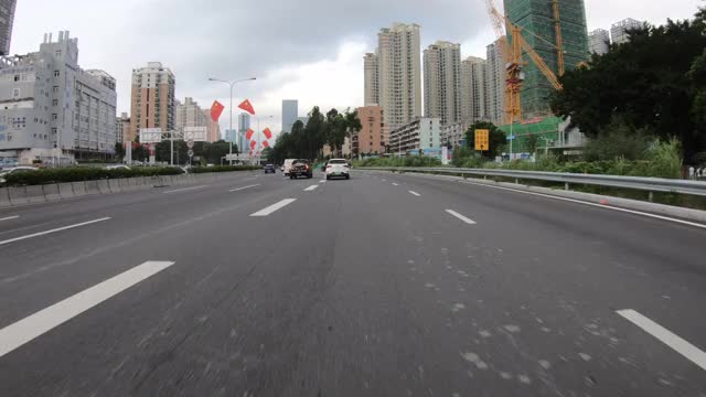 中国深圳——2020年9月:在深圳的街道上行驶。快动作视频素材