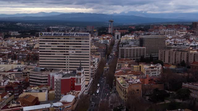 日落时分的马德里与交通流量视频下载