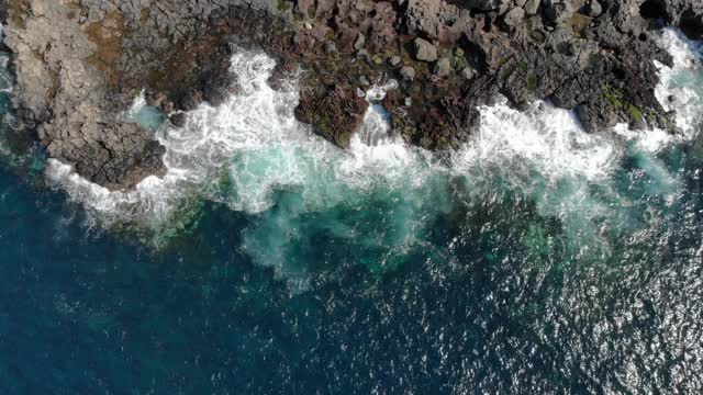 悬崖和蓝色海洋的鸟瞰图。兰萨罗特岛,加那利群岛。视频素材