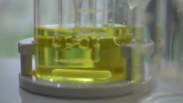 实验室设备。液体混合用带移动搅拌棒的磁力搅拌器视频素材