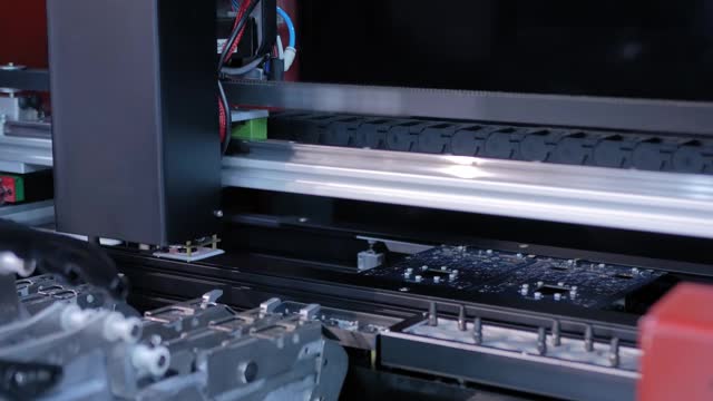 自动贴片取放机组装电脑印刷电路板视频素材