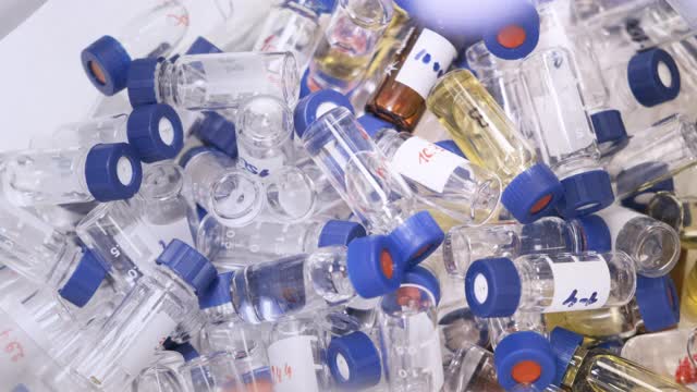 分析后蓝色瓶盖的HPLC玻璃瓶掉落。针对冠状病毒的疫苗测试错误。视频下载