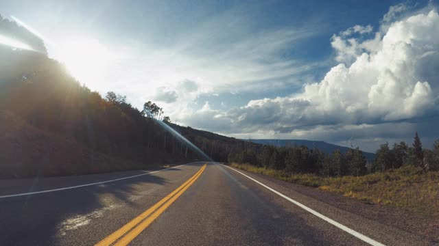 暑假在美国的户外:驾驶大西南的高速公路视频素材
