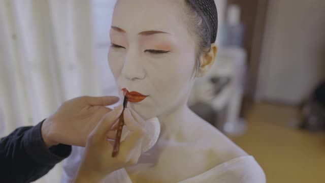 一名日本女性为艺伎化妆视频下载