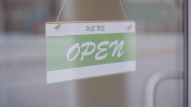 因新冠肺炎停业小商店在店门口挂上了关门的牌子视频素材