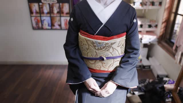 一名日本女子在试衣间里化着特殊的白色妆容视频下载