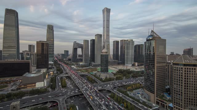 日日夜夜在北京中央商务区高楼大厦天际线上，中国城市景观视频下载