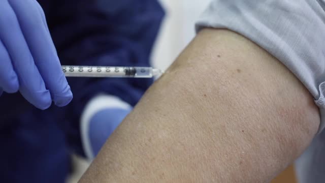 注射新型冠状病毒疫苗视频素材