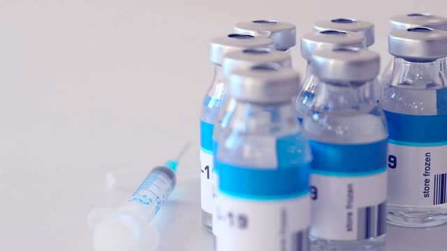 Covid-19疫苗透明液体瓶和注射器视频素材