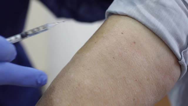 注射新型冠状病毒疫苗视频素材