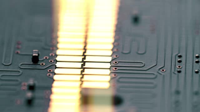 电脑电路板闪亮的触点，微距镜头视频素材