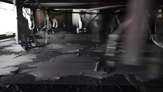 在一家皮革厂的染色车间里可以看到皮革工人视频下载