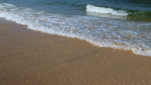 热带沙滩，白色泡沫海浪。泰国视频素材