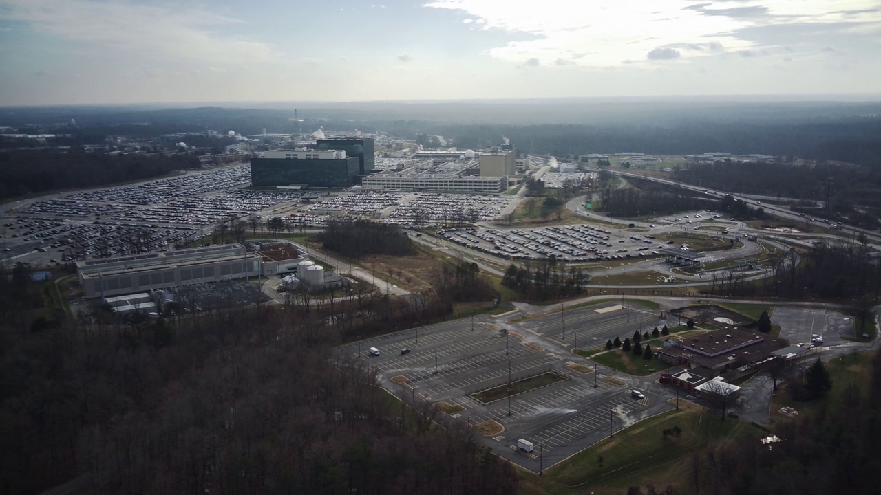 美国马里兰州米德堡，美国国家安全局(NSA)总部大楼的空中拍摄视频素材