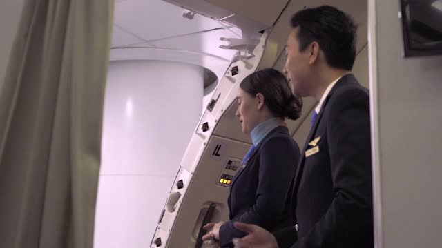 在飞机上工作的空乘人员或空中小姐视频素材