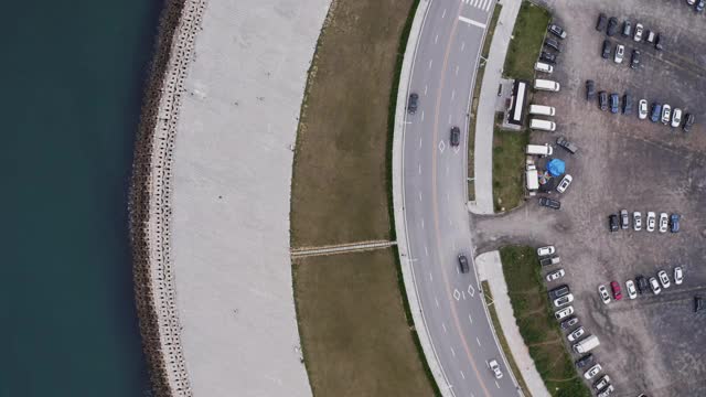 城市道路及近海停车场鸟瞰图。视频素材