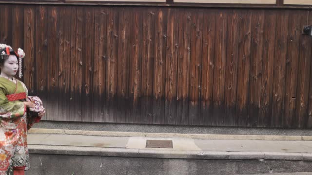 舞妓(正在训练的艺妓)在日本传统街道上行走视频素材