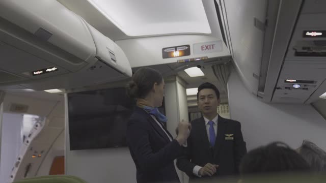 在飞机上工作的空乘人员或空中小姐视频素材