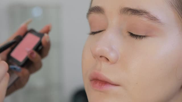 专业化妆师在模特的上眼睑涂抹眼影视频素材