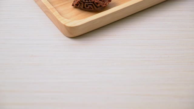 中国月饼黑巧克力味木盘视频素材