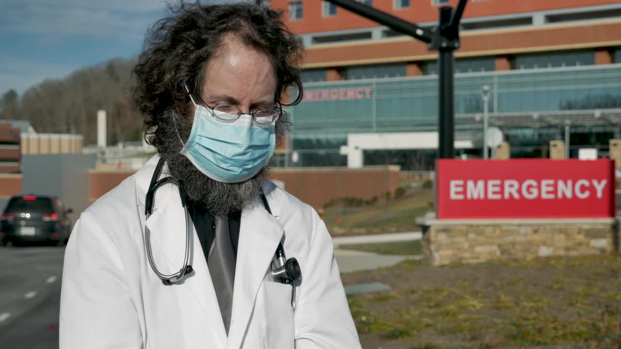 心烦意乱的男医生戴着面具在医院外自言自语视频下载
