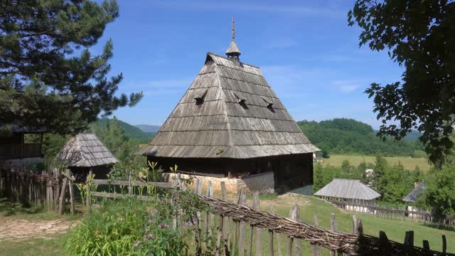 塞尔维亚Sirogojno民族村庄的老房子视频素材