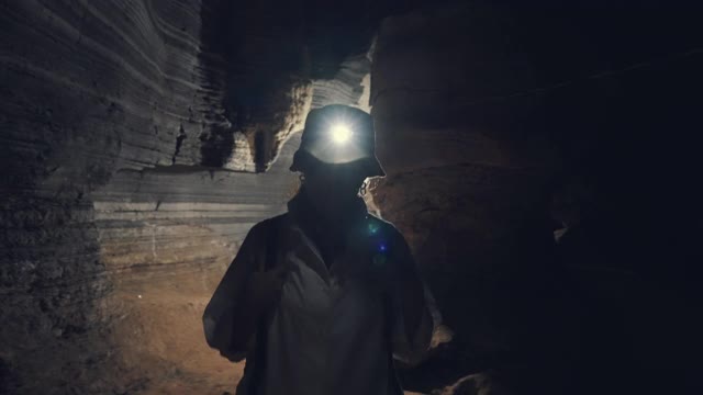 一位女游客在洞穴探险视频下载