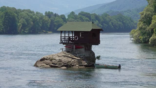 塞尔维亚德里纳河上的一座孤零零的房子视频素材