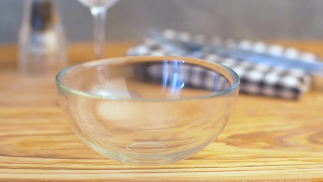 混合的泡菜倒在玻璃碗里视频下载