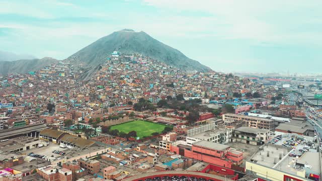 利马，秘鲁阿乔和塞罗圣克里斯托巴尔的全景鸟瞰图视频下载