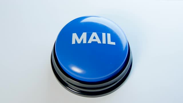 女人在按邮件按钮，特写。打开新邮件。传出消息标志，发送或接收信件。检查收件箱。人与技术的理念。垃圾邮件。消息通知。视频素材