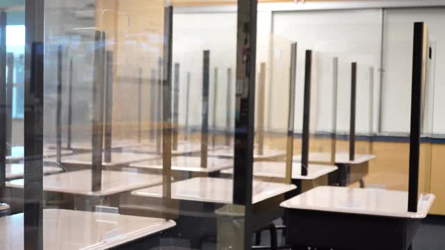 小学生教室内的有机玻璃课桌视频素材