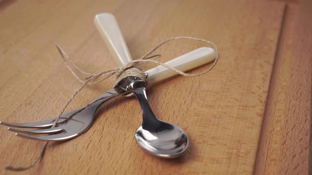 用绳子把勺子和叉子绑在木板上视频下载