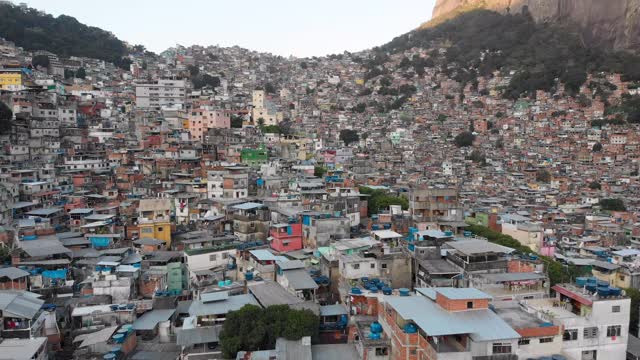 Rocinha，拉丁美洲最大的贫民窟，巴西里约热内卢的鸟瞰图视频下载