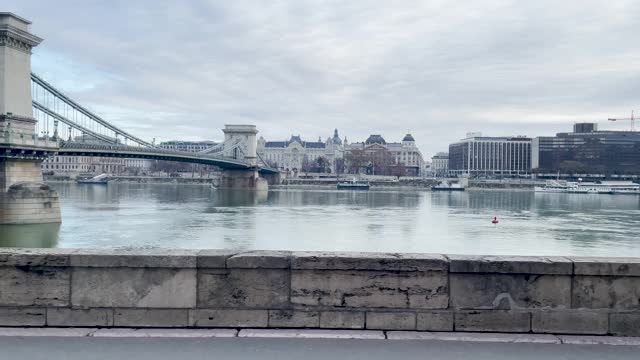 4k淘金盘风格的布达佩斯城市铁链桥和多瑙河的场景，匈牙利，透过一辆行驶的有轨电车的窗户拍摄视频下载